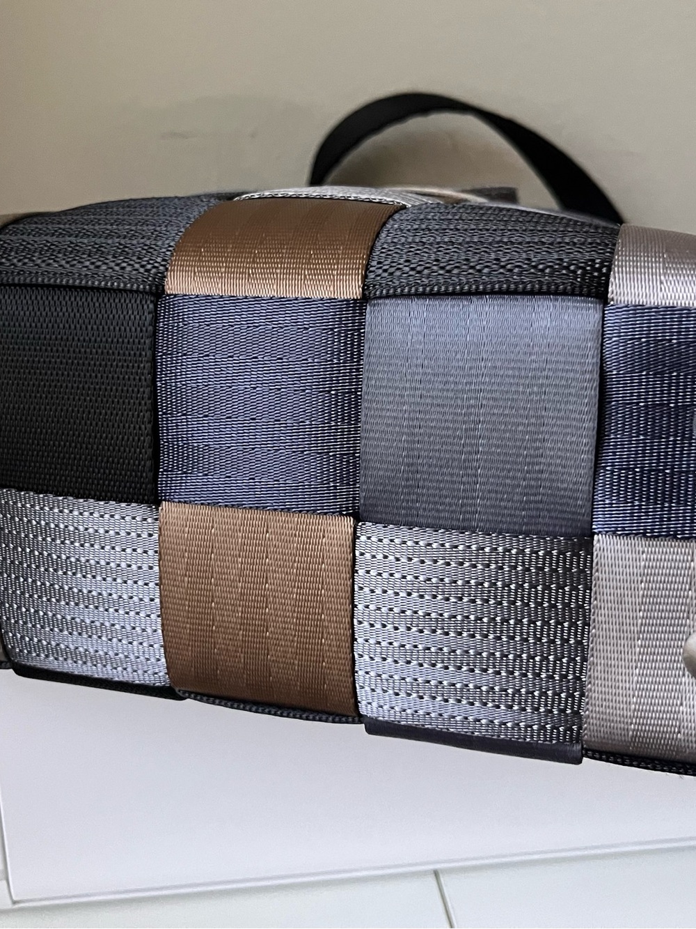 Harvey’s Originals Seatbelt Woven Tote Bag Multicolor Treecycle Collection - Picture 4 of 6